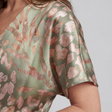 Coralie | Robe Midi à Imprimé Abstrait avec Décolleté en V et Taille Tordue