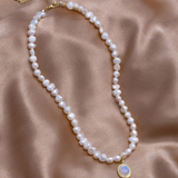 Collier de perles avec pierre de lune en or