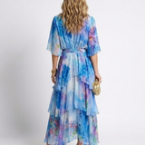 Calista | Robe maxi à décolleté en V, taille à nouer, en couches transparentes