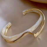 Bracelet doré élégant en opale blanche